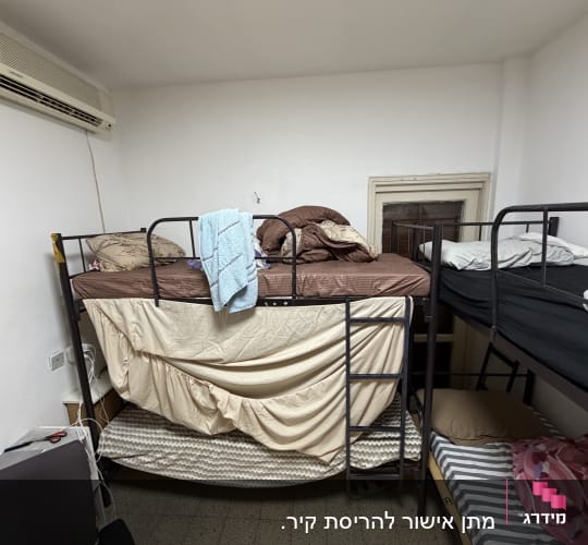 חדר עם מיטות קומותיים ומזגן על הקיר